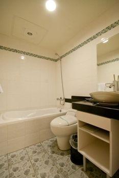 Green Park Commercial Hotel Tainan Exterior photo