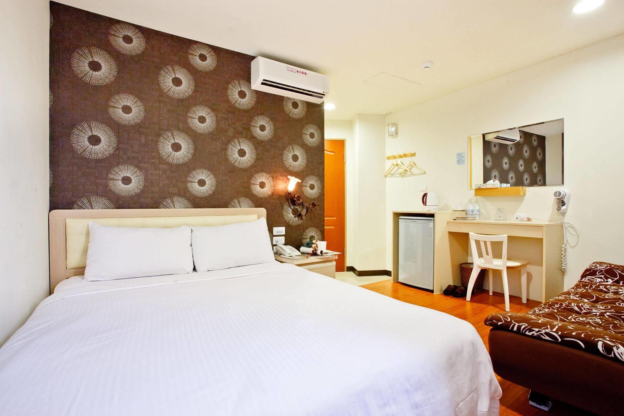 Green Park Commercial Hotel Tainan Exterior photo